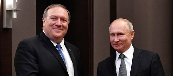 El secretario de Estado de EEUU, Mike Pompeo, y el presidente de Rusia, Vladímir Putin - Sputnik Mundo