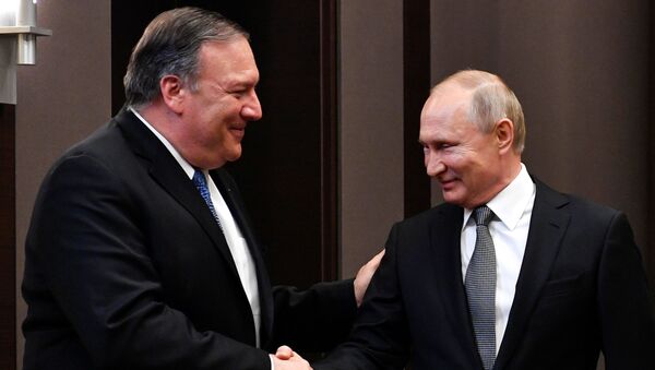 El secretario de Estado de EEUU, Mike Pompeo, junto al presidente de Rusia, Vladímir Putin El secretario de Estado de EEUU, Mike Pompeo, junto al presidente de Rusia, Vladímir Putin - Sputnik Mundo