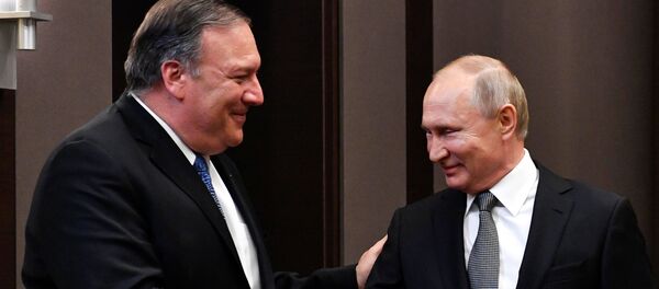 El secretario de Estado de EEUU, Mike Pompeo, junto al presidente de Rusia, Vladímir Putin El secretario de Estado de EEUU, Mike Pompeo, junto al presidente de Rusia, Vladímir Putin - Sputnik Mundo