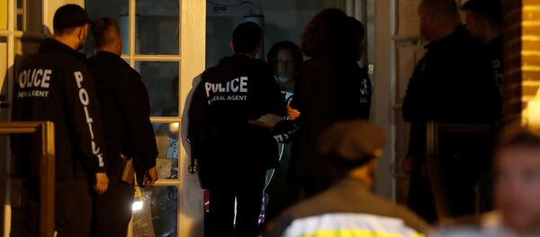 Agentes estadounidenses entrando a la embajada de Venezuela en Washington, EEUU - Sputnik Mundo