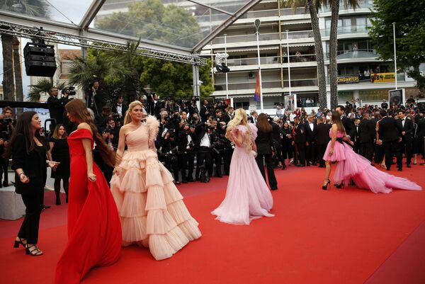 Caras conocidas y mucho glamur en la inauguración del Festival de Cannes - Sputnik Mundo