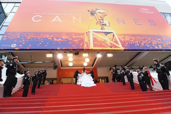 Caras conocidas y mucho glamur en la inauguración del Festival de Cannes - Sputnik Mundo