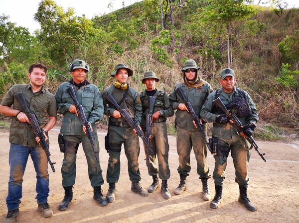 A mí izquierda, el General Santiago Infante, Oficial Responsable Coordinador de las Maniobras del País 2019. Y demás integrantes del Equipo de Trabajo del MTRR - Sputnik Mundo