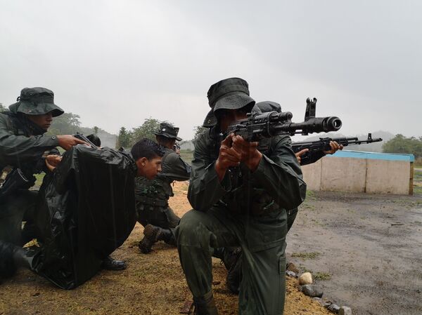 Cadetes de la Academia de la Guardia Nacional Bolivariana, en la cancha de combate en áreas construidas - Sputnik Mundo