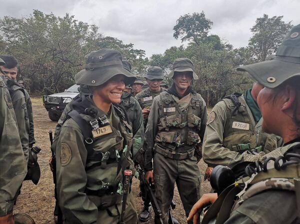 Cadetes de la Academia Militar Bolivariana, participando de las maniobras Cadetes de la Academia Militar Bolivariana, participando de las maniobras - Sputnik Mundo