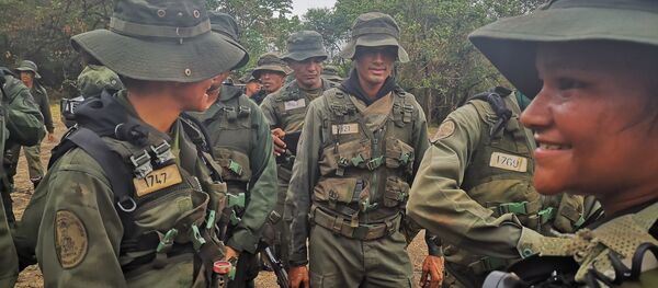 Cadetes de la Academia Militar Bolivariana, participando de las maniobras - Sputnik Mundo