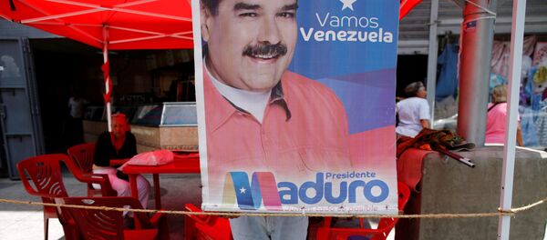 Un cartel con el retrato del presidente de Venezuela, Nicolás Maduro Un cartel con el retrato del presidente de Venezuela, Nicolás Maduro - Sputnik Mundo