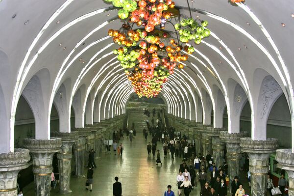 Vagones para mujeres, persianas y ventanales: las sorpresas del metro de distintas partes del mundo (fotos) - Sputnik Mundo