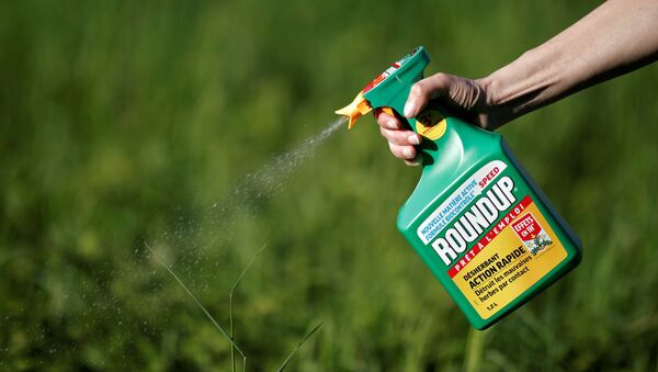 Roundup, agrotóxico con glifosato - Sputnik Mundo