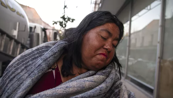 Mujer en situación de calle posa para foto