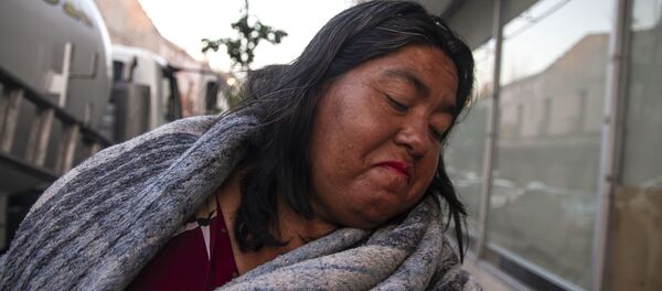 Mujer en situación de calle posa para foto Mujer en situación de calle posa para foto - Sputnik Mundo