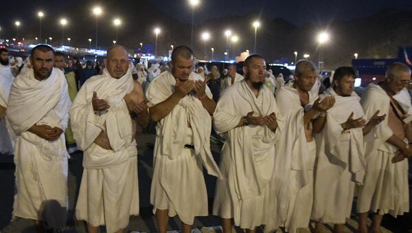 Peregrinos musulmanes rusos rezan durante el hach en Arabia Saudí - Sputnik Mundo