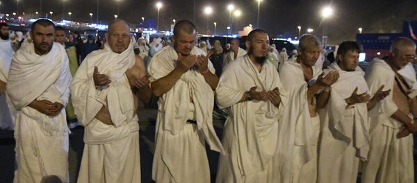 Peregrinos musulmanes rusos rezan durante el hach en Arabia Saudí - Sputnik Mundo