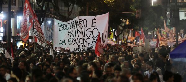 Protesta en Río de Janeiro contra recortes de Bolsonaro a la educación - Sputnik Mundo