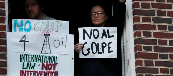 Manifestantes en la embajada de Venezuela en Washington, EEUU - Sputnik Mundo