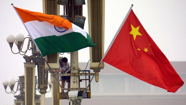 Banderas de la India y China (archivo) Banderas de la India y China (archivo) - Sputnik Mundo