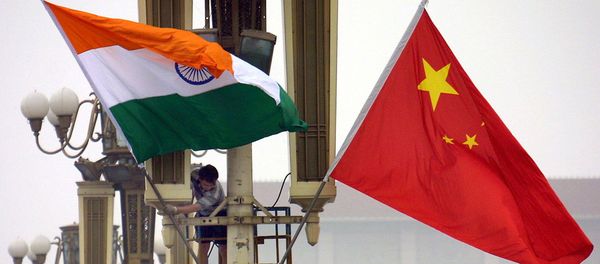 Banderas de la India y China (archivo) - Sputnik Mundo