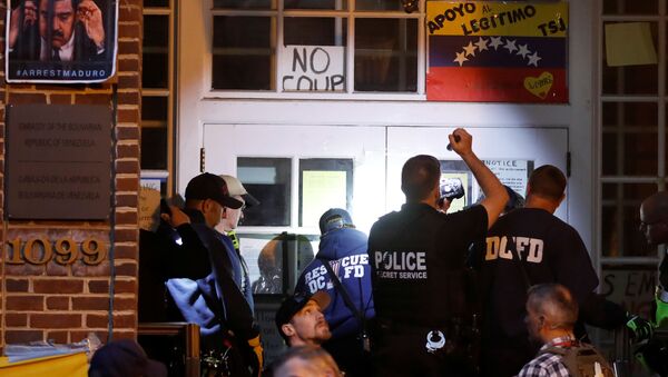 La Policía federal de EEUU cerca de la Embajada de Venezuela en Washington - Sputnik Mundo