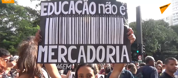 Las protestas contra los recortes en educación paralizan y estremecen a Brasil - Sputnik Mundo