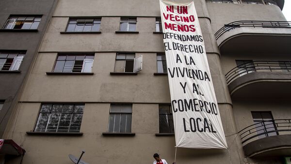 Edificio Trevi con una lona que dice ni un vecino menos. defendamos el derecho a la vivienda y el comercio local - Sputnik Mundo