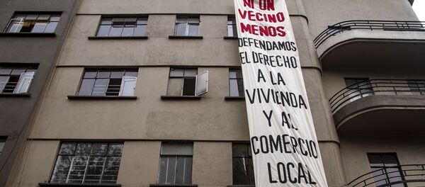 Edificio Trevi con una lona que dice ni un vecino menos. defendamos el derecho a la vivienda y el comercio local - Sputnik Mundo