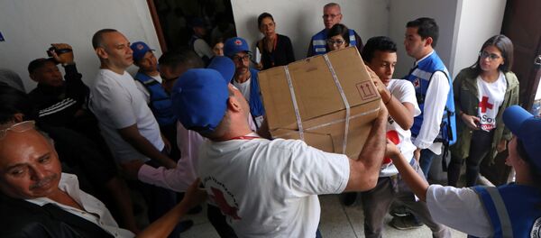 Trabajadores de la Cruz Roja Venezolana distribuyen ayuda humanitaria en un hospital gestionado por ellos en Caracas, Venezuela - Sputnik Mundo