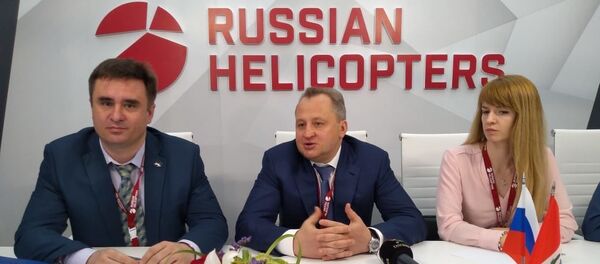 El director general adjunto de Helicópteros de Rusia, Ígor Chéchikov (centro) - Sputnik Mundo