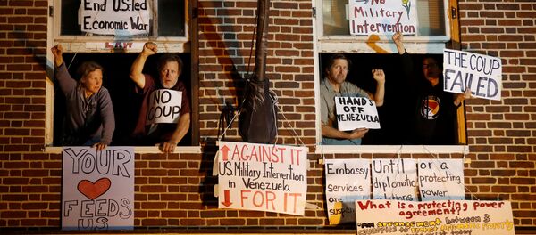 Activistas en la Embajada de Venezuela en Washington - Sputnik Mundo