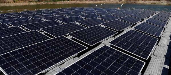 Un parque fotovoltaico instalado sobre una plataforma flotante en Colina, Chile - Sputnik Mundo