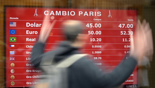 Una pizarra con cotizaciones de monedas extranjeras en Argentina - Sputnik Mundo