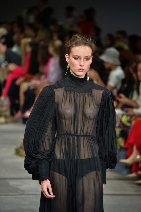 Desde trajes de baño hasta escotes: la Semana de la Moda de Australia, en imágenes - Sputnik Mundo