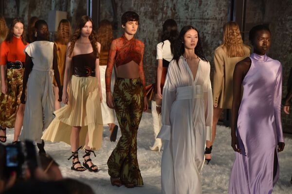 Desde trajes de baño hasta escotes: la Semana de la Moda de Australia, en imágenes - Sputnik Mundo