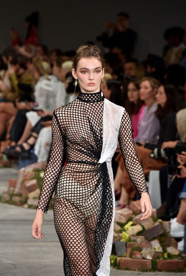 Desde trajes de baño hasta escotes: la Semana de la Moda de Australia, en imágenes - Sputnik Mundo