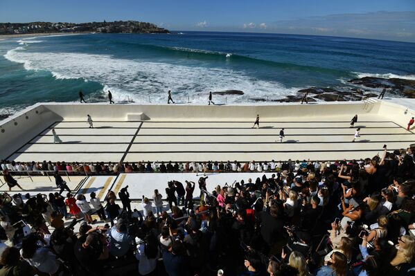 Desde trajes de baño hasta escotes: la Semana de la Moda de Australia, en imágenes - Sputnik Mundo