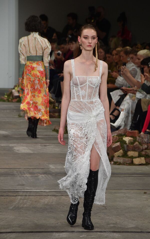 Desde trajes de baño hasta escotes: la Semana de la Moda de Australia, en imágenes - Sputnik Mundo