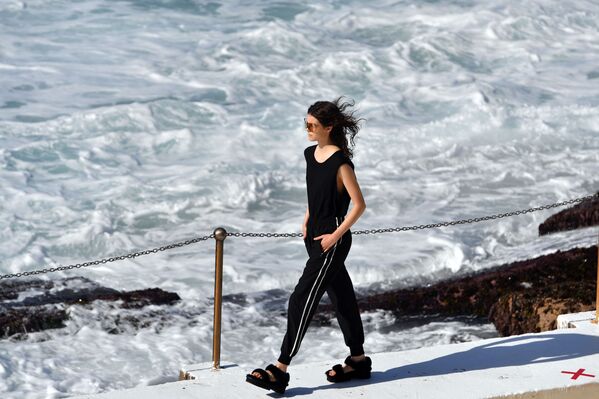 Desde trajes de baño hasta escotes: la Semana de la Moda de Australia, en imágenes - Sputnik Mundo