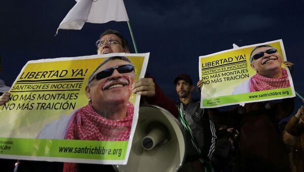 Personas con retratos del excomandante guerrillero 'Jesús Santrich' - Sputnik Mundo