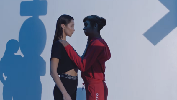 Bella Hadid y Lil Miquela - Sputnik Mundo