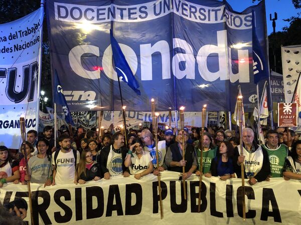 Por qué preocupa la desinversión en ciencia e investigación en Argentina - Sputnik Mundo