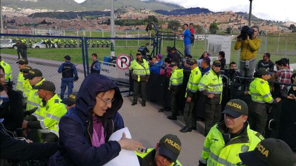 Expectativa y tensión afuera de cárcel colombiana por libertad de líder de FARC 'Santrich' - Sputnik Mundo