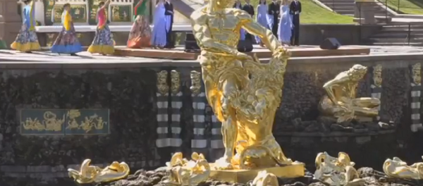 El deslumbrante espectáculo de las fuentes del Palacio de Peterhof - Sputnik Mundo