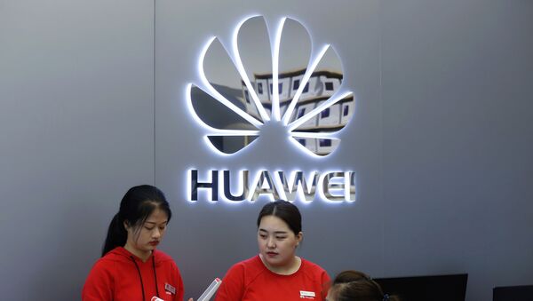 Las dependientas de una tienda de Huawei  - Sputnik Mundo