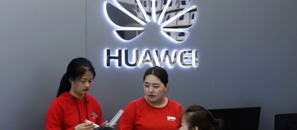 Las dependientas de una tienda de Huawei Las dependientas de una tienda de Huawei - Sputnik Mundo