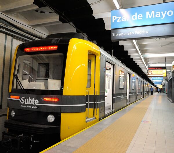 Vagones para mujeres, persianas y ventanales: las sorpresas del metro de distintas partes del mundo (fotos) - Sputnik Mundo