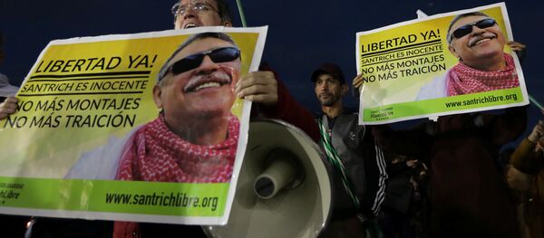 Los partidarios de FARC sostienen carteles durante una protesta exigiendo la liberación del exlíder de las FARC, Jesús Santrich - Sputnik Mundo