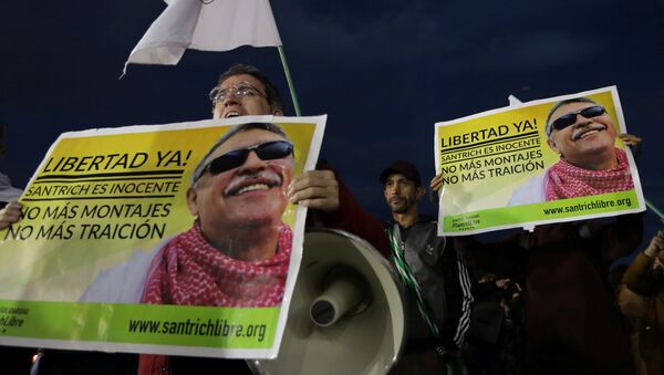 Los partidarios de FARC sostienen carteles durante una protesta exigiendo la liberación del exlíder de las FARC, Jesús Santrich - Sputnik Mundo