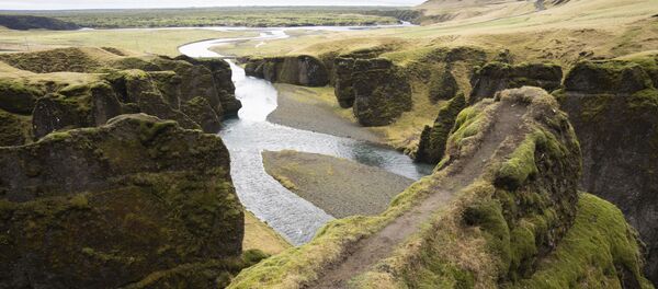 El cañón de Fjaðrárgljúfur en Islandia - Sputnik Mundo
