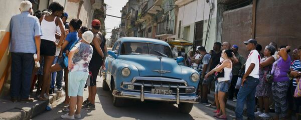 Un automóvil 'almendrón' en Cuba Un automóvil 'almendrón' en Cuba - Sputnik Mundo