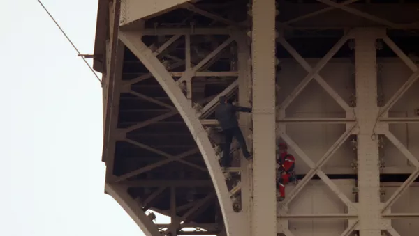 Un hombre intenta escalar la Torre Eiffel 