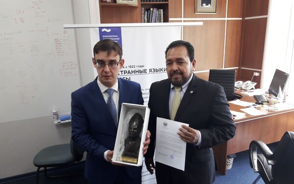 Efrén Arnoldo Bernal Chévez (d) con el director del la Biblioteca de Literatura Extranjera Efrén Arnoldo Bernal Chévez (d) con el director del la Biblioteca de Literatura Extranjera - Sputnik Mundo
